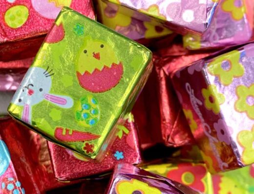 Chocolats emballés en papier d'aluminium : carrés, cœurs, disques